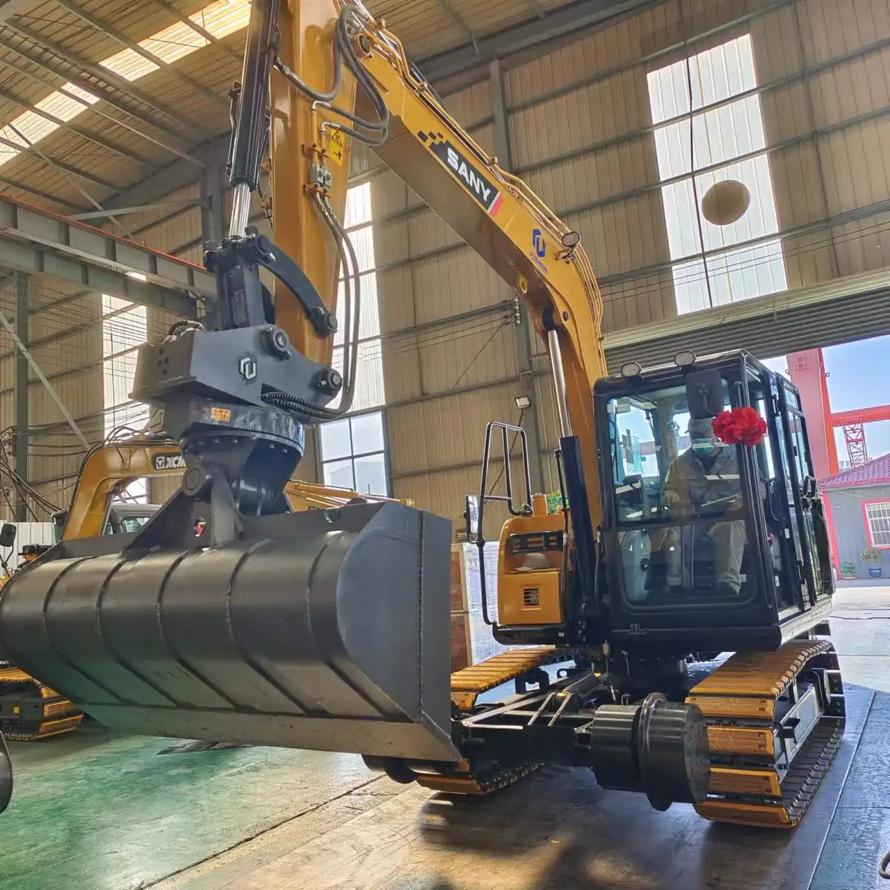 How to maintain rotating excavator buckets daily?